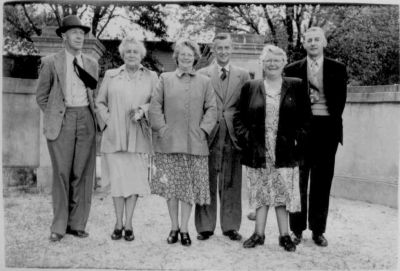 1950 approx - Ted, Nig, Lil, Jack, Eileen and George
Gerald Martin and his wife Bridget (Bertha) nee Coleman had five children, all born in the Ballarat district, all with either nicknames or abbreviations, as was common at the end of the Victorian Era. The children were
Lilian (Lil) Bertha(1896-1984)
Edwin (Ted) Gerald (1897-1978)
John (Jack) Herbert (1899-1977)
Constance (Connie) Mary (1902-1938)
Rebecca (Rita) Winifred (1905-1989)
The photo shows 3 of the children with their respective spouses - Ted, Nig, Lil, Jack, Eileen and George.
