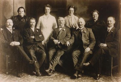 1905 approx - Carroll Family: Ellen Carroll married Patrick Carrucan
Not specifically a Carrucan photo but a connection via marriage. Ellen Mary Carroll (back left) married Patrick Carrucan (born 1864 Eltham) in 1885 at Hawthorn and produced a large family of 13 children. The photo shows the Carroll siblings - yes, families were generally large in those days!
Ellen Mary Carroll, Doll Hagen, Nan Carroll, Poll Shaw in back row.
Bob, Chris, Pat, Jim and Bill Carroll in front row.
