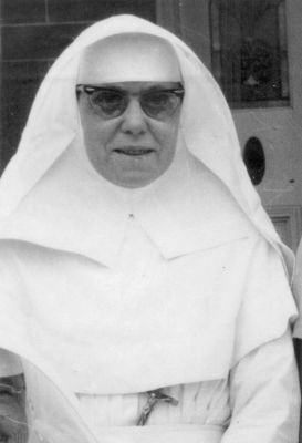 1976 - Mary Veronica O'Bryan - Sister Veronica
Mary Veronica (Mollie) O'Bryan, the eldest daughter of Hannah Sloan and Michael O'Bryan, was born in 1911. She subsequently joined the Little Sisters of the Poor and died in 2001 and died as Sr Veronica Mary. She was a great grand daughter of Peter and Hannah Carrucan.
