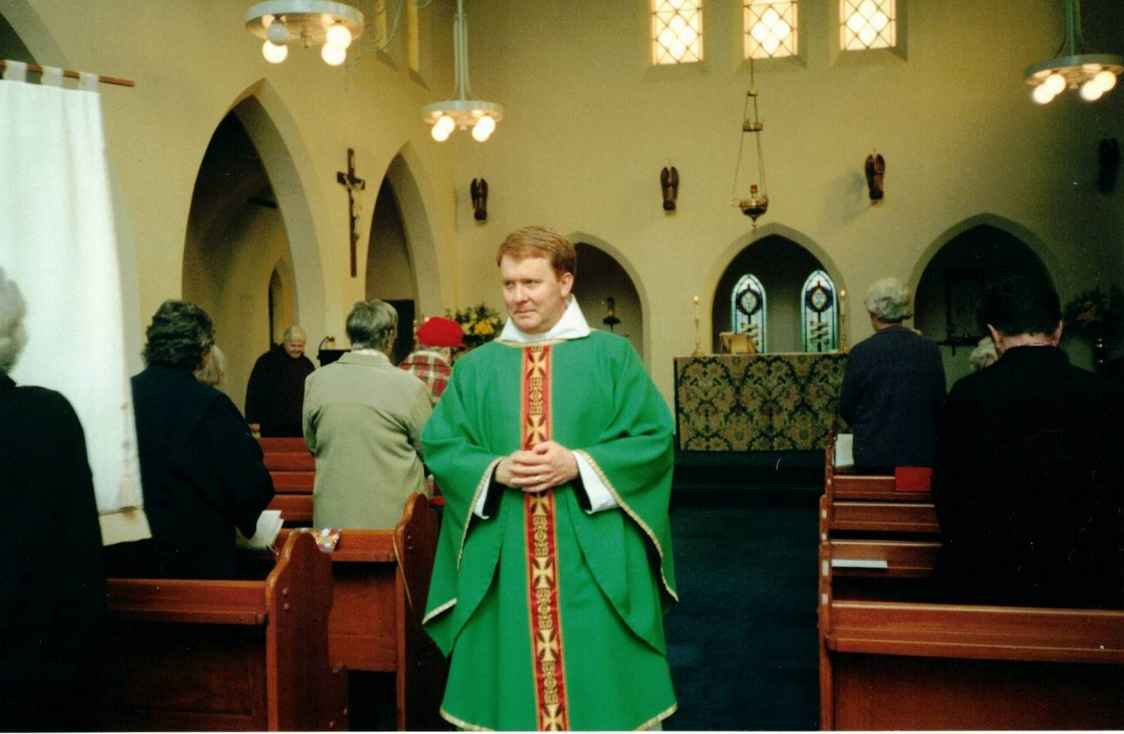 2002 Rev. Timothy Fox leads a St Linus Church Sunday service
Rev. Timothy Fox became the curate of our parish, under vicar Rev. Willi Maddocks, after the amalgamation in 2001. This photo shows him leading a Sunday church service at St Linus.
